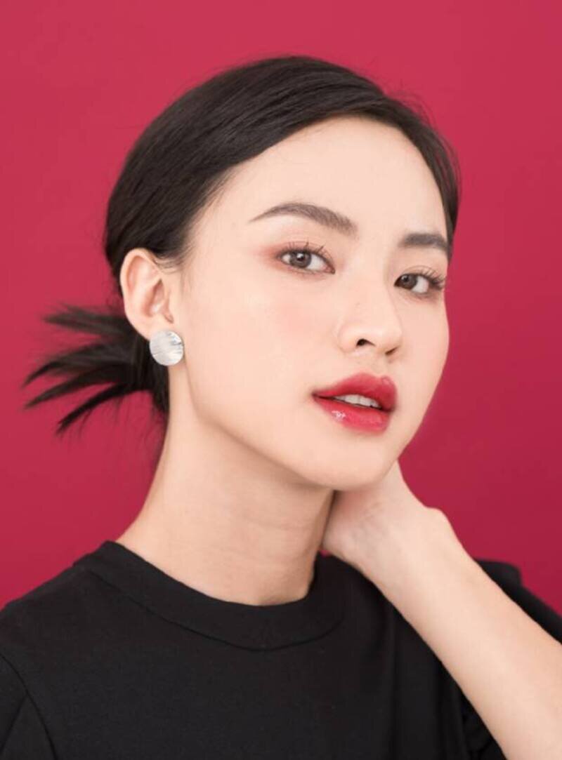 Phun Môi Màu Đỏ Đậm: Bí Quyết Sở Hữu Đôi Môi Quyến Rũ 17 Phun môi màu đỏ trên tone da trắng (Nguồn: Internet)