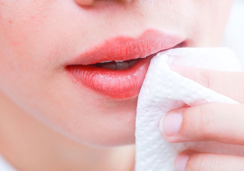 Xăm Môi 1 Tháng Vẫn Thâm? Đừng Lo! Đây Là Giải Pháp! 13 Chăm sóc môi đúng cách sau khi phun xăm để đảm bảo hiệu quả (Nguồn: Internet)