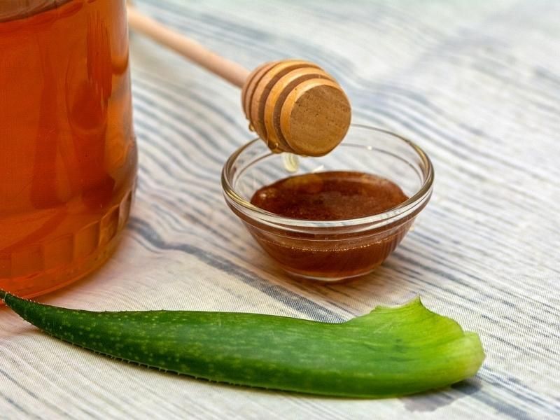 Xăm Môi 1 Tháng Vẫn Thâm? Đừng Lo! Đây Là Giải Pháp! 14 Sử dụng mật ong, nha đam, nghệ tươi để làm mờ vết thâm (Nguồn: Internet)