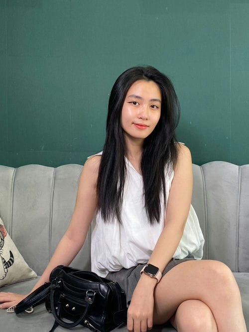 Ai theo dõi Dung lâu sẽ thấy Dung ít chia sẻ nhiều về skincare hay các vấn đề làm đẹp. Cũng từ chối nhận pr các sp liên quan đến mặt mũi da dẻ. Vì da Dung là da siêu nhạy cảm, chỉ may mắn là sáng và ít mụn chứ da mỏng như giấy thấy cả mạch máu. Nên để giữ da khoẻ đẹp thì Dung phải rất cẩn trọng trong việc đi spa hay làm gì tác động nhiều đến mặt.<br> Hà My Spa & Clinic là một spa chăm sóc da chuyên về làm sạch sâu và trị mụn.<br> Đến đây mình sẽ được soi da và tư vấn. Trước giờ Dung cũng khá ỷ y vì da mình đẹp nên ăn uống thất thường, thức hơi khuya thành ra da hơi khô và xỉn màu ?. Điều này chỉ khi soi da thì mình mới nhìn nhận rõ được. Từ nay biết sợ và biết sống có trách nhiệm với bản thân hơn.. Dung làm liệu trình phục hồi da nhé, có lấy ít nhân mụn để da hoàn toàn sạch. Bạn nhân viên ở đây mát tay cực kì, làm ko đau cũng không sưng, chỉ hơi đỏ 1 xíu. Công đoạn phê nhất là được massage từ mặt đến vai, rồi đến từng ngón tay sợi tóc. Phê quá nên xém ngủ quên hihi